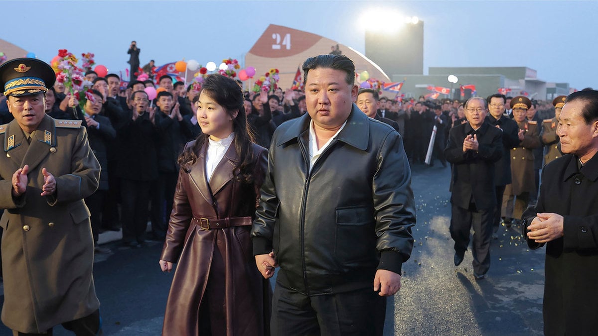 Kim Jong-Un tillsammans med sin dotter Kim Ju-Ae i samband med ett framträdande i helgen.