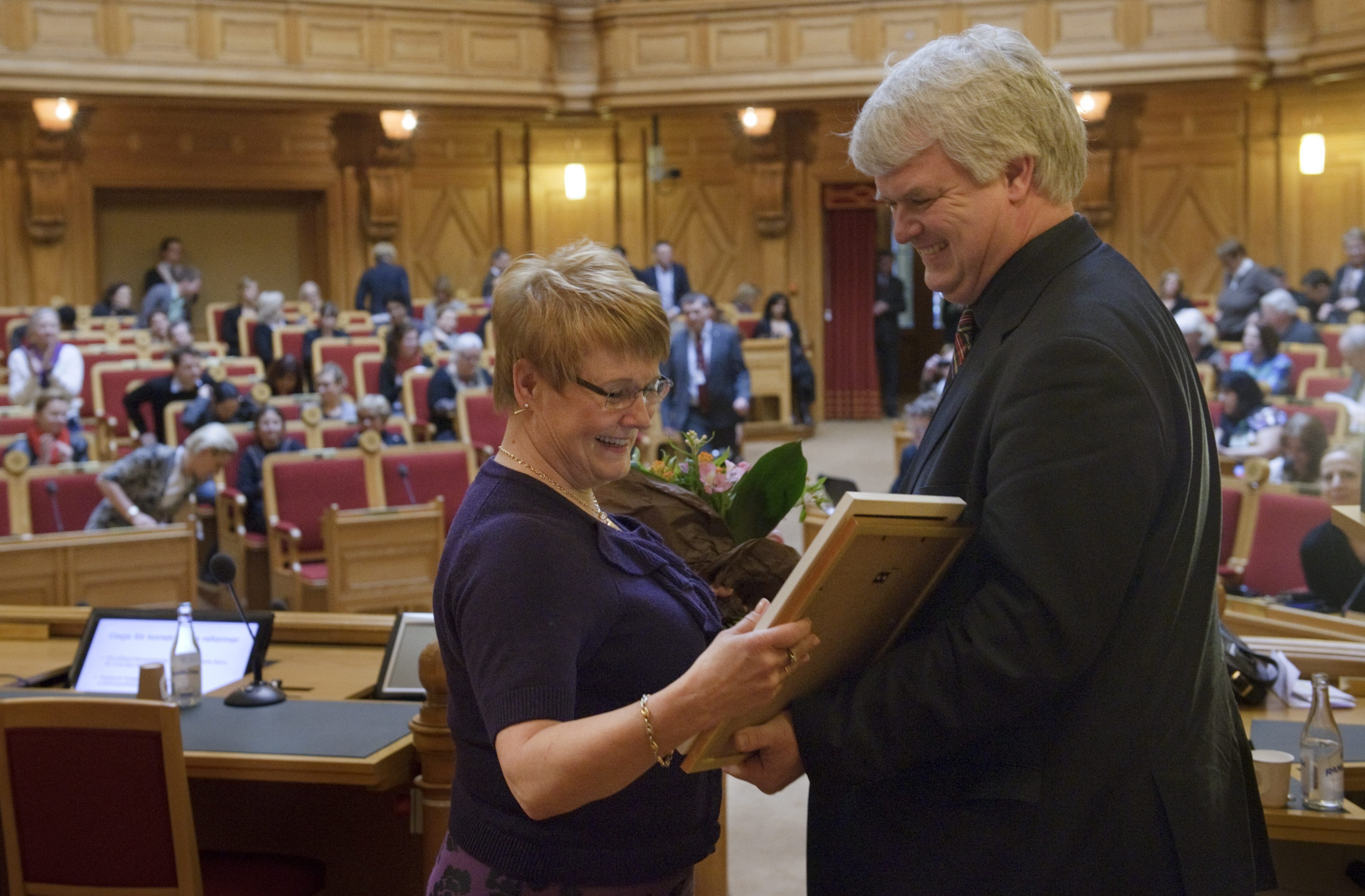 Michael Arthursson gratulerar partiledaren Maud Olofsson till tio år på posten. Kan hon få centern på rätt köl igen?