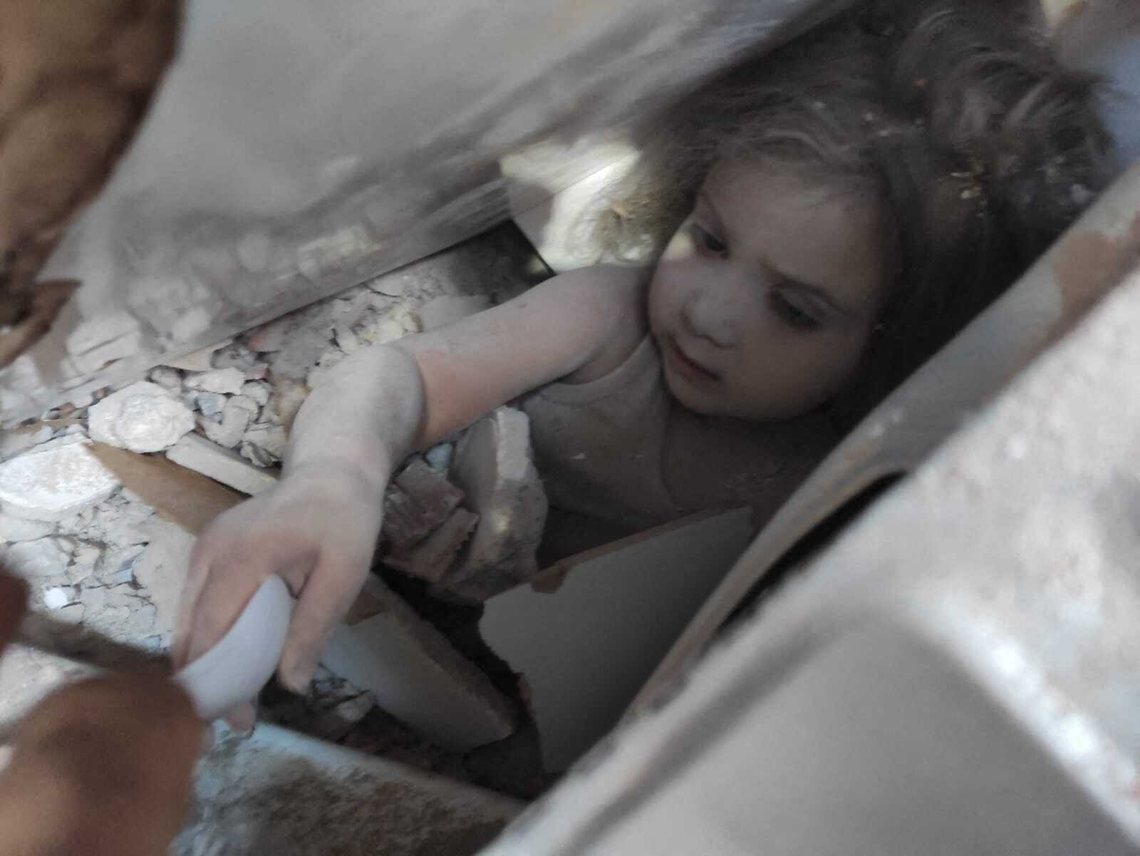 Treåriga Ayda räddades efter jordbävningen i Turkiet.