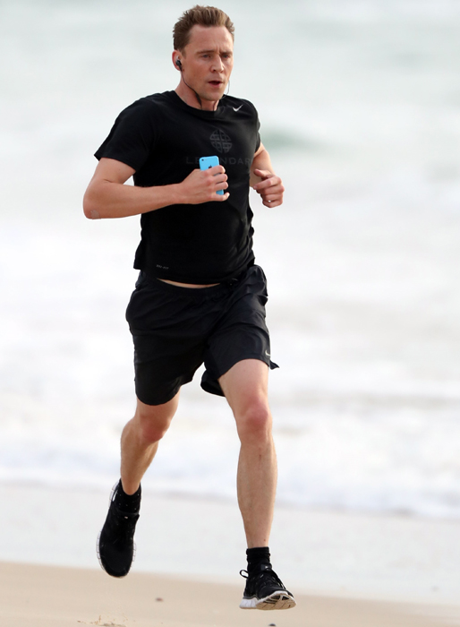 Tom Hiddleston ligger inte och latar sig – här tar har en joggingtur på stranden. Tom Hiddleston ligger inte och latar sig – här tar har en joggingtur på stranden.