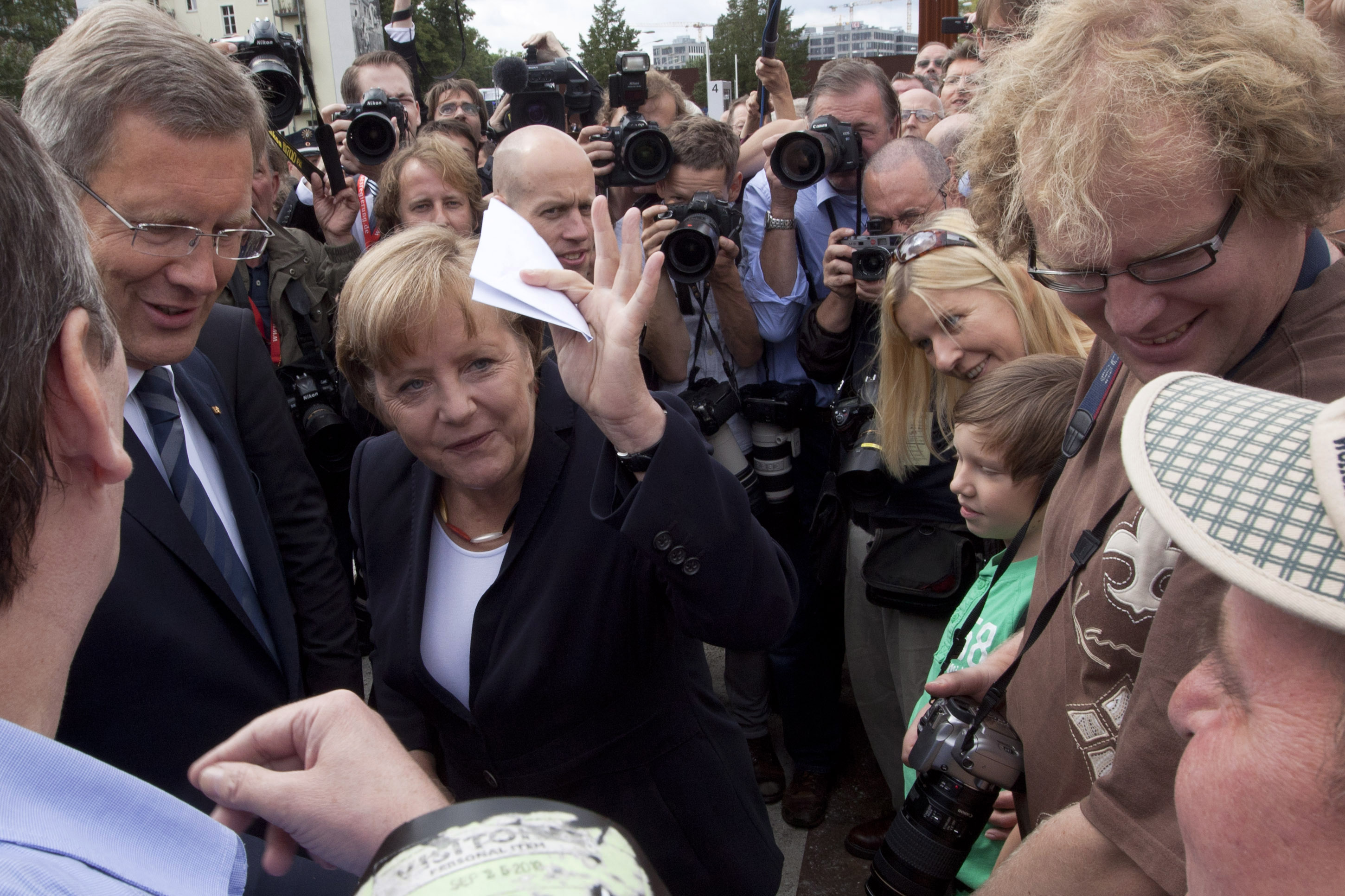 Förbundskanslern Angela Merkel var på plats för att hedra murens offer.