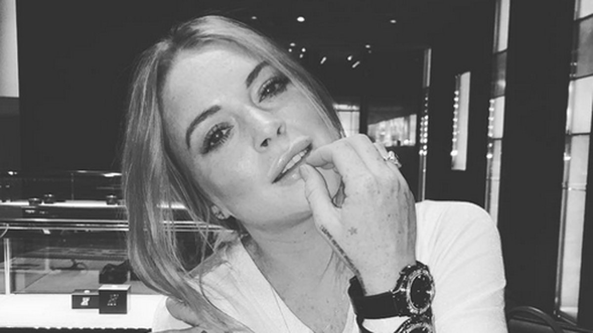 Lindsay Lohan flashar sina klockor. 