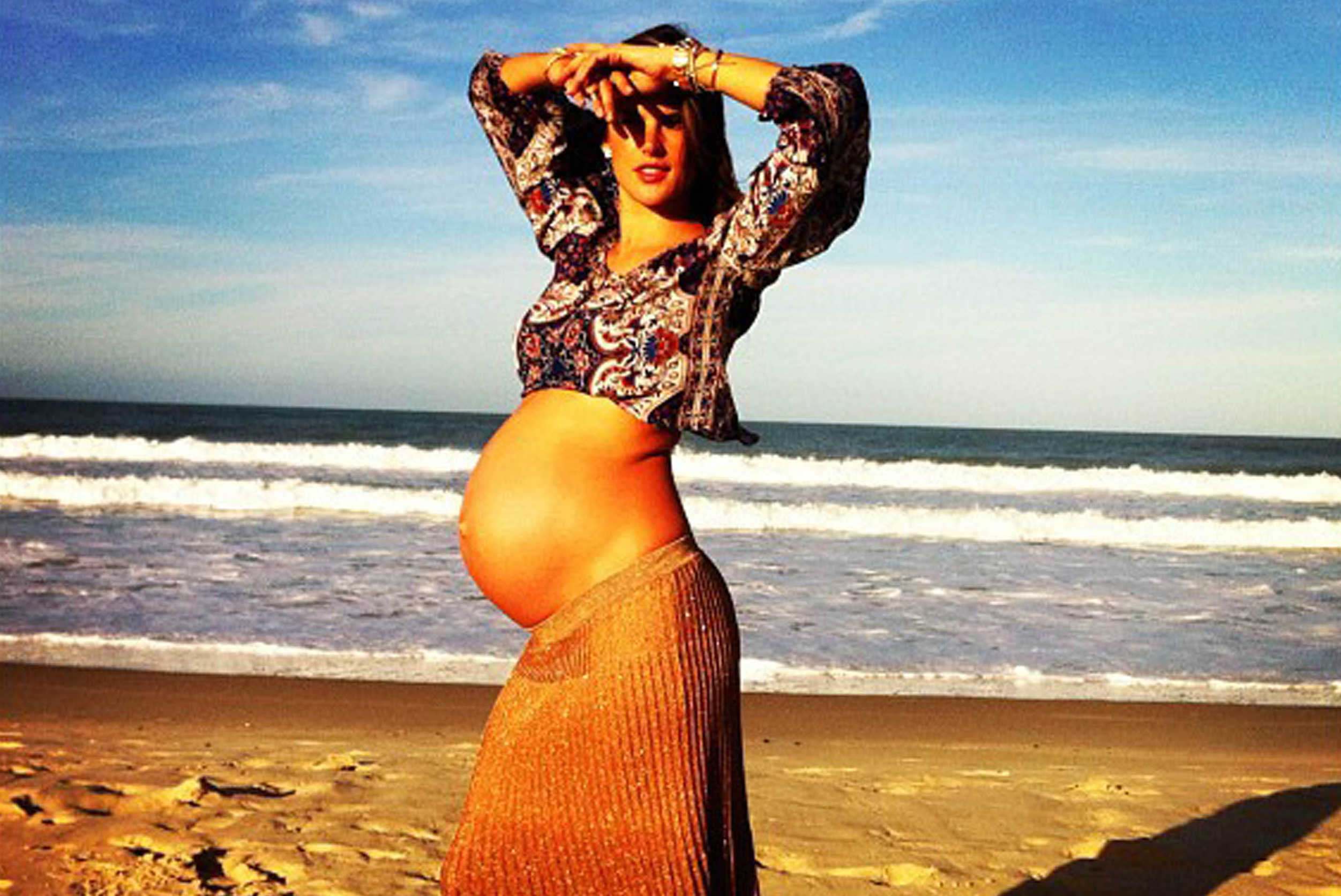 Vackra Alessandra Ambrosio födde i veckan sitt andra barn - och så här stor var magen strax innan.