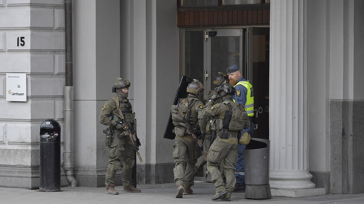 Beväpnad polis utanför Centralstationen.