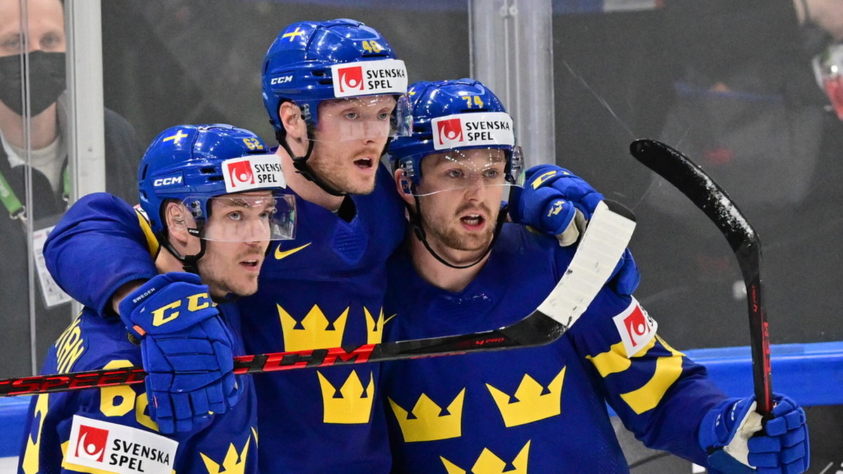 Joel Kellman, till vänster, Carl Klingberg, i mitten, och Rasmus Asplund firar efter ett av målen mot Storbritannien. Blir det svensk glädje i Finnkampen?