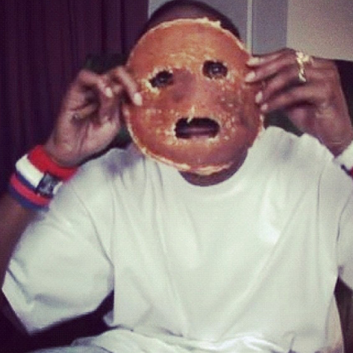 Snoop Lion leker med en pannkaka. Moget...