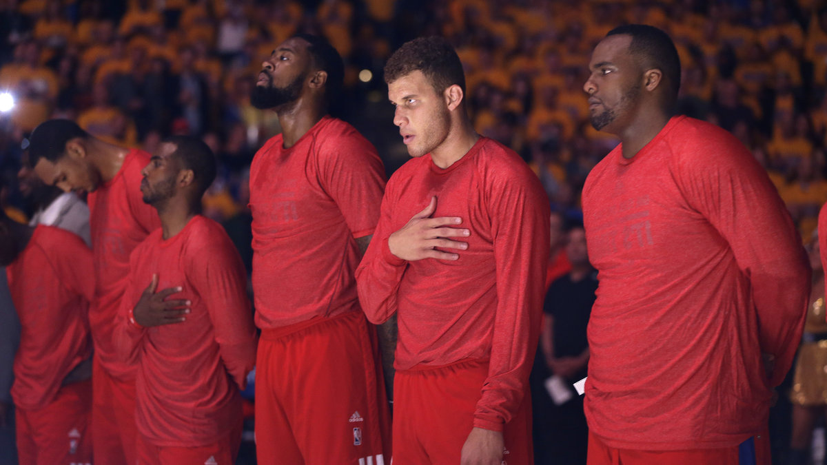 Los Angeles Clippers spelare genomförde en protest mot sin ägare genom att inte bära kläder med klubbskölden.