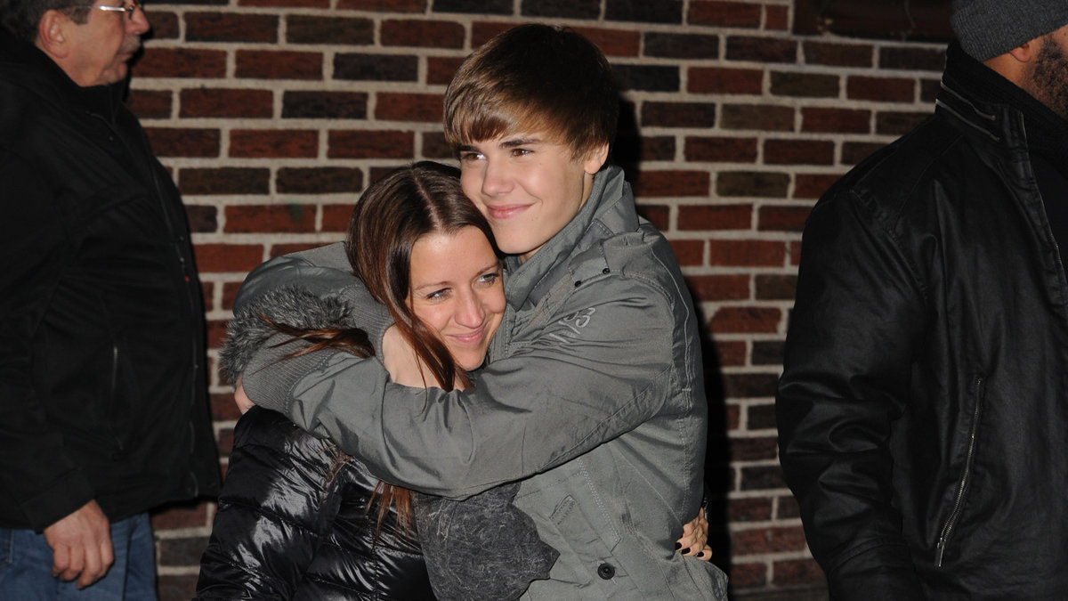 Bieber kramar om sin mamma. 