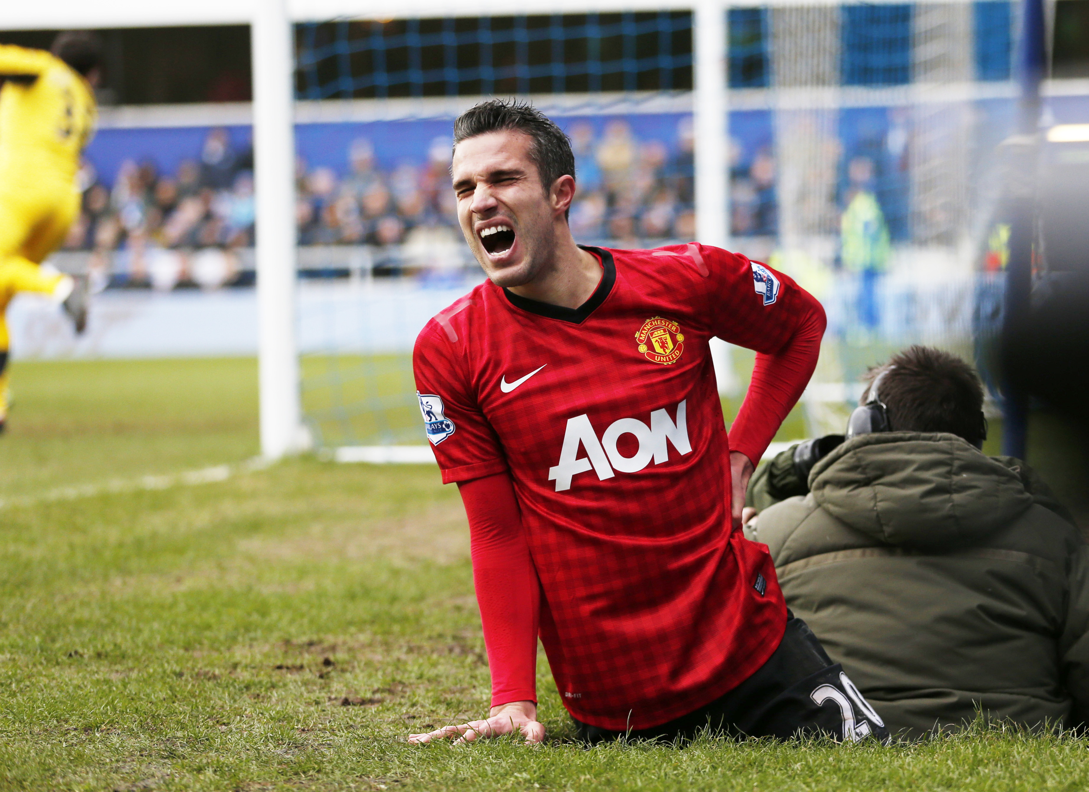 10. Robin van Persie finns på listan av fotbollsmässiga anledningar. Arsenal stod bakom sin lagkapten genom alla år med allvarliga skador. När holländaren blev frisk och levererade gick han över till rivalerna Manchester United. 10. Robin van Persie finns på listan av fotbollsmässiga anledningar. Arsenal stod bakom sin lagkapten genom alla år med allvarliga skador. När holländaren blev frisk och levererade gick han över till rivalerna Manchester United.