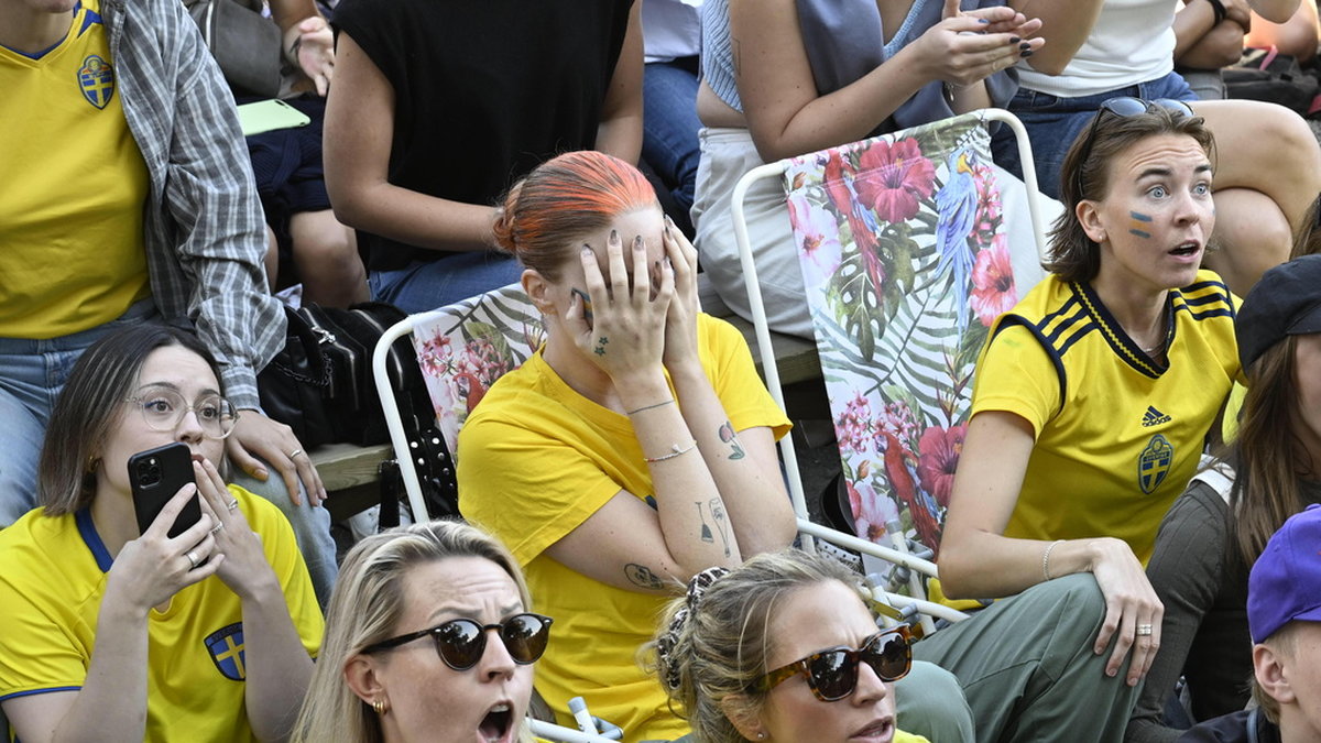 Publik på Mosebacketerassen i Stockholm tittar på semifinalen i fotbolls-VM mellan Spanien och Sverige på storbildsskärm.