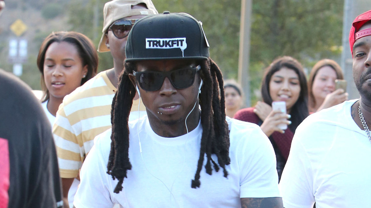 Lil Waynes turnébuss blev beskjuten tidigt under söndagsmorgonen.