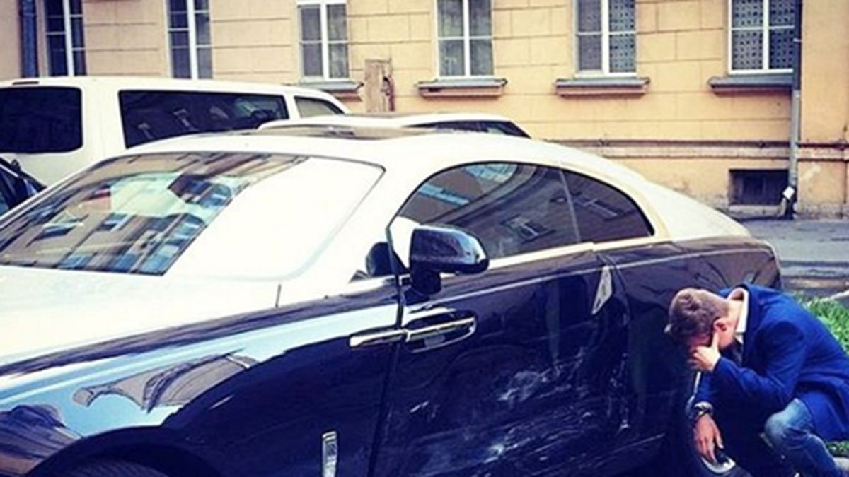En kille poserar vid sin kraschade Rolls Royce. På kontot Rich Russian Kids finns fler bilder på kids som kraschat sina dyra bilar.
