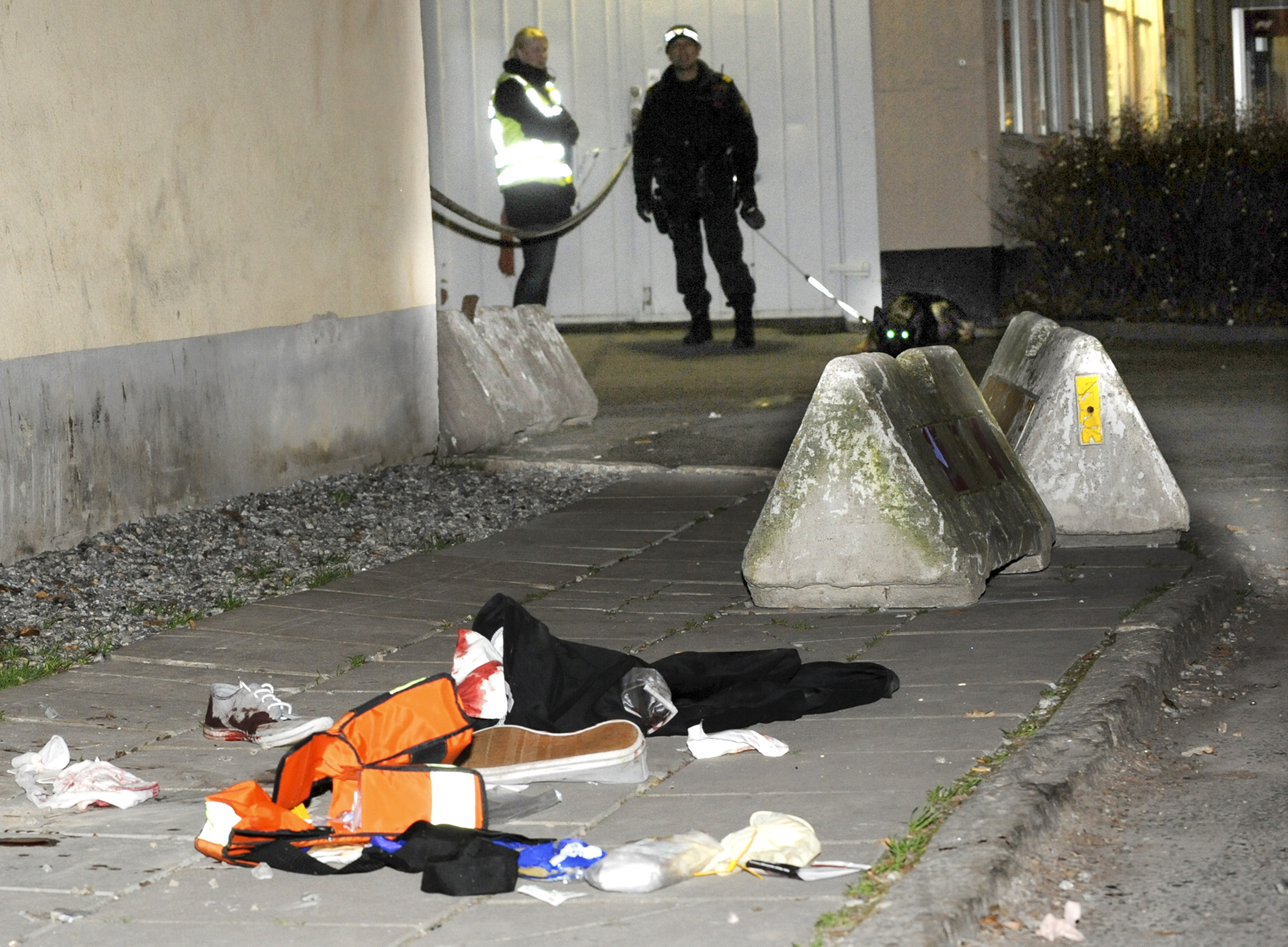 Polis och avspärrningar på platsen. Efter att två gånger ha avlossat varningsskott sköt en polis en hotfull man i Örebro på tisdagskvällen. 
