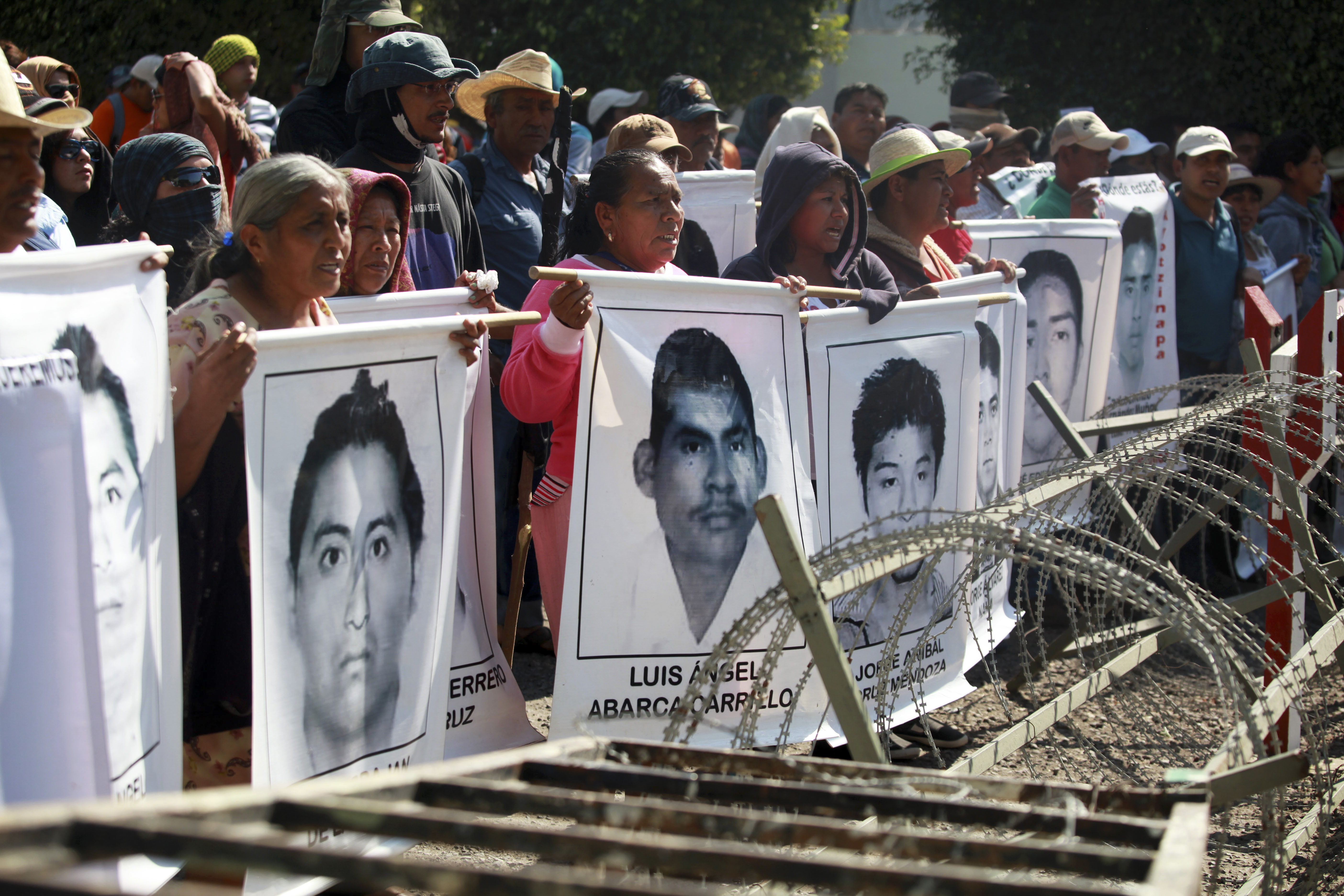 I oktober hittades 43 studenter i en massgrav i Mexico. Än har inte myndigheterna rett ut hur det ligger till, vilket har lett till stora uppror i landet. I oktober hittades 43 studenter i en massgrav i Mexico. Än har inte myndigheterna rett ut hur det ligger till, vilket har lett till stora uppror i landet.