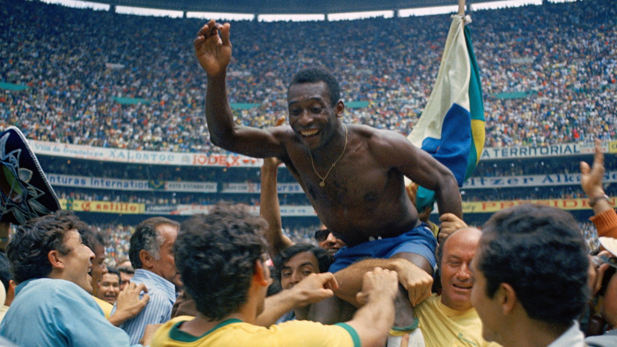 Anfallare: Pelé, Brasilien. Var aktiv mellan 1956 och 1977. Vann VM tre gånger (!) och har blivit utsedd till både århundradets bäste idrottare och fotbollspelare. 