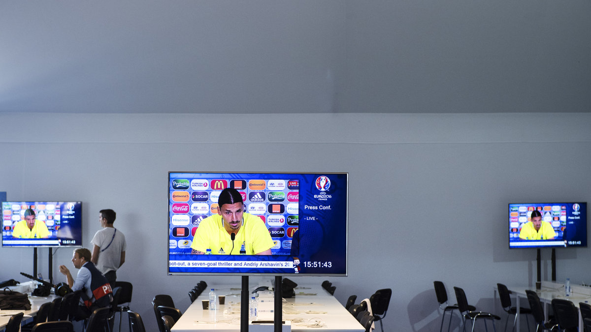 Zlatan meddelade det hela på en presskonferens. Här är en bild från ett mediecenter i Frankrike. 