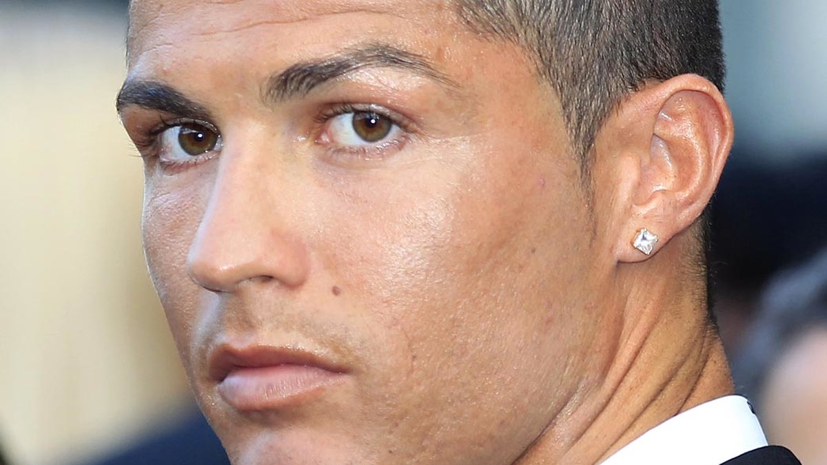 I oktober 2007 skapade Ronaldo skandalrubriker efter att han hade en sexorgie i en pool med fem prostituerade kvinnor, som The Sun skrev om då. I januari 2008 fortsätta det – då har Ronaldo en fyrkant med en kompis och två prostituerade kvinnor.