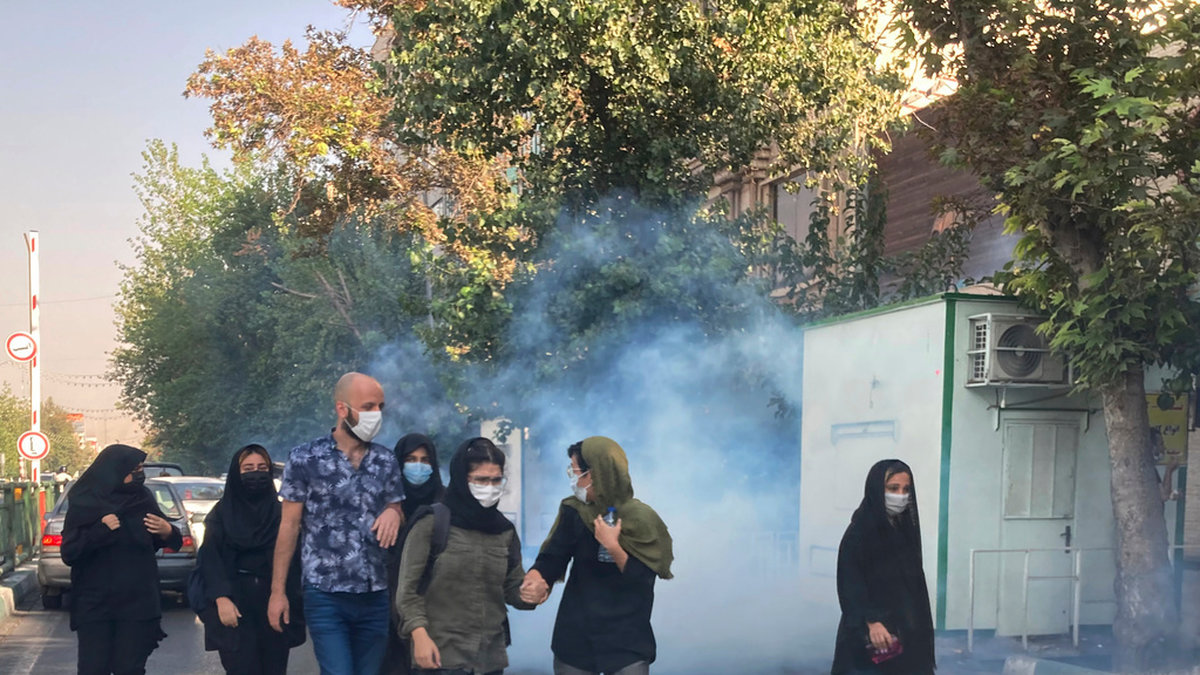 Tårgas används för att skingra de demonstrerande i Irans huvudstad Teheran. Bilden är tagen i lördags.