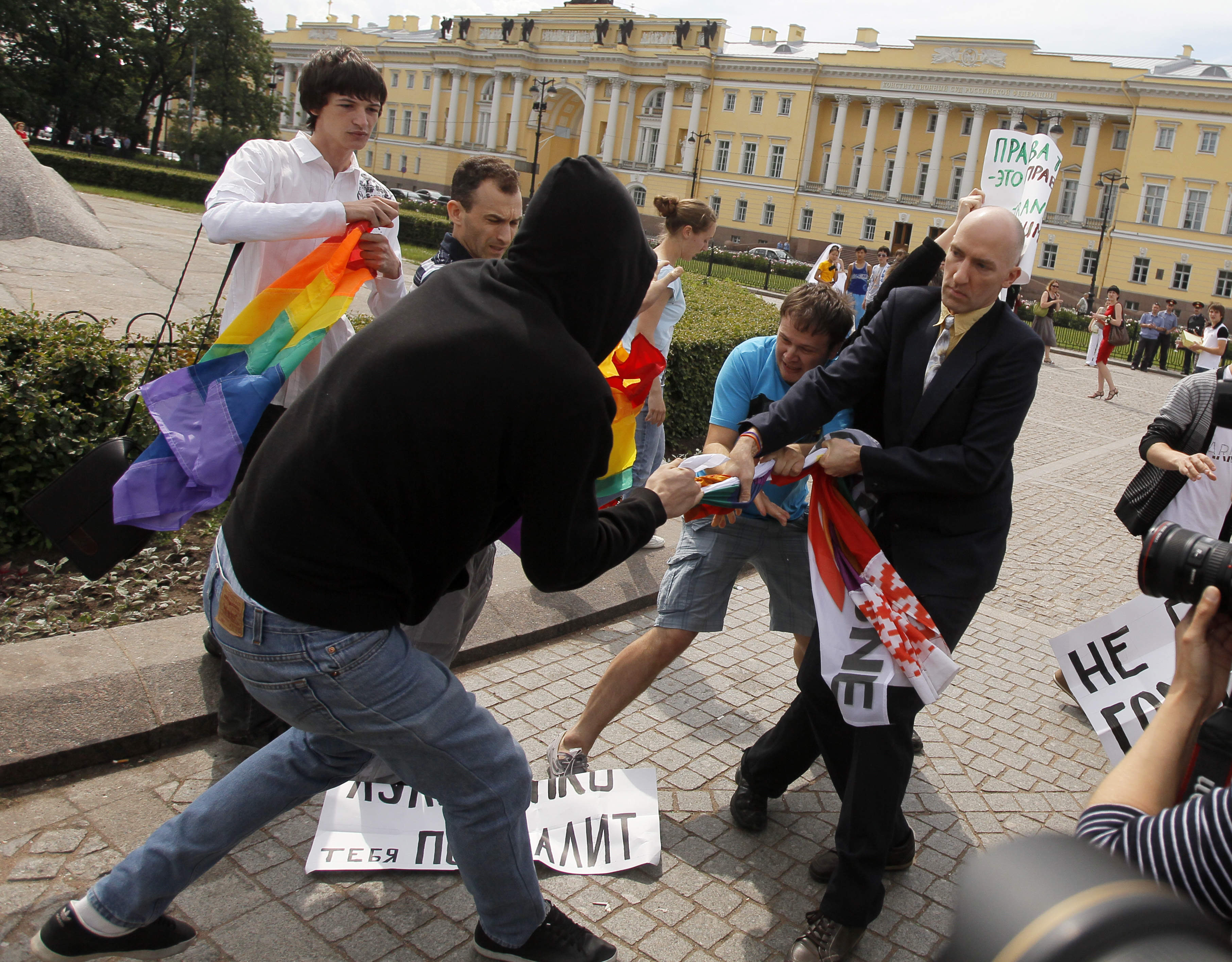 Ryska demonstranter har tidigare protesterat mot lagförslaget som först kom upp i november.