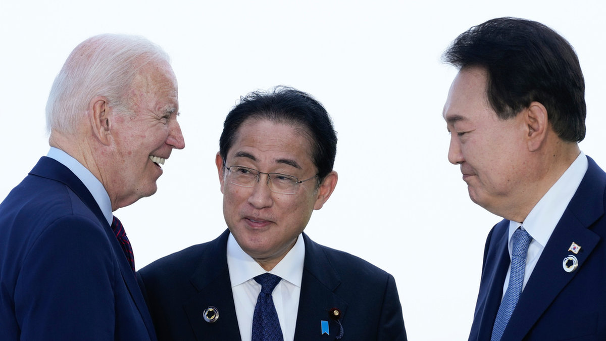 USA:s president Joe Biden i samtal med Japans premiärminister Fumio Kishida, i mitten och Sydkoreas president Yoon Suk-Yeol, till höger, i samband med G7-mötet i Hiroshima i maj.