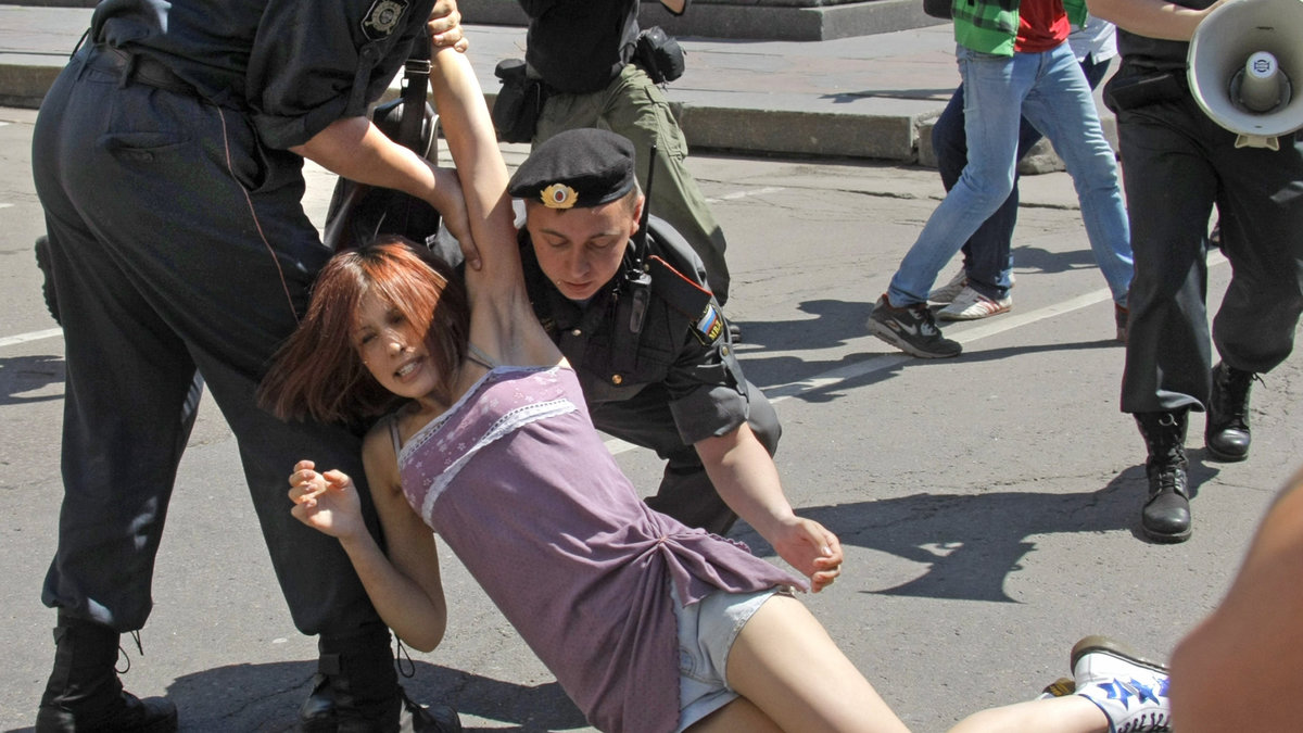 En rysk HBTQ-aktivist arresteras under ett försök att hålla en pride-parad i Moskva 2011.