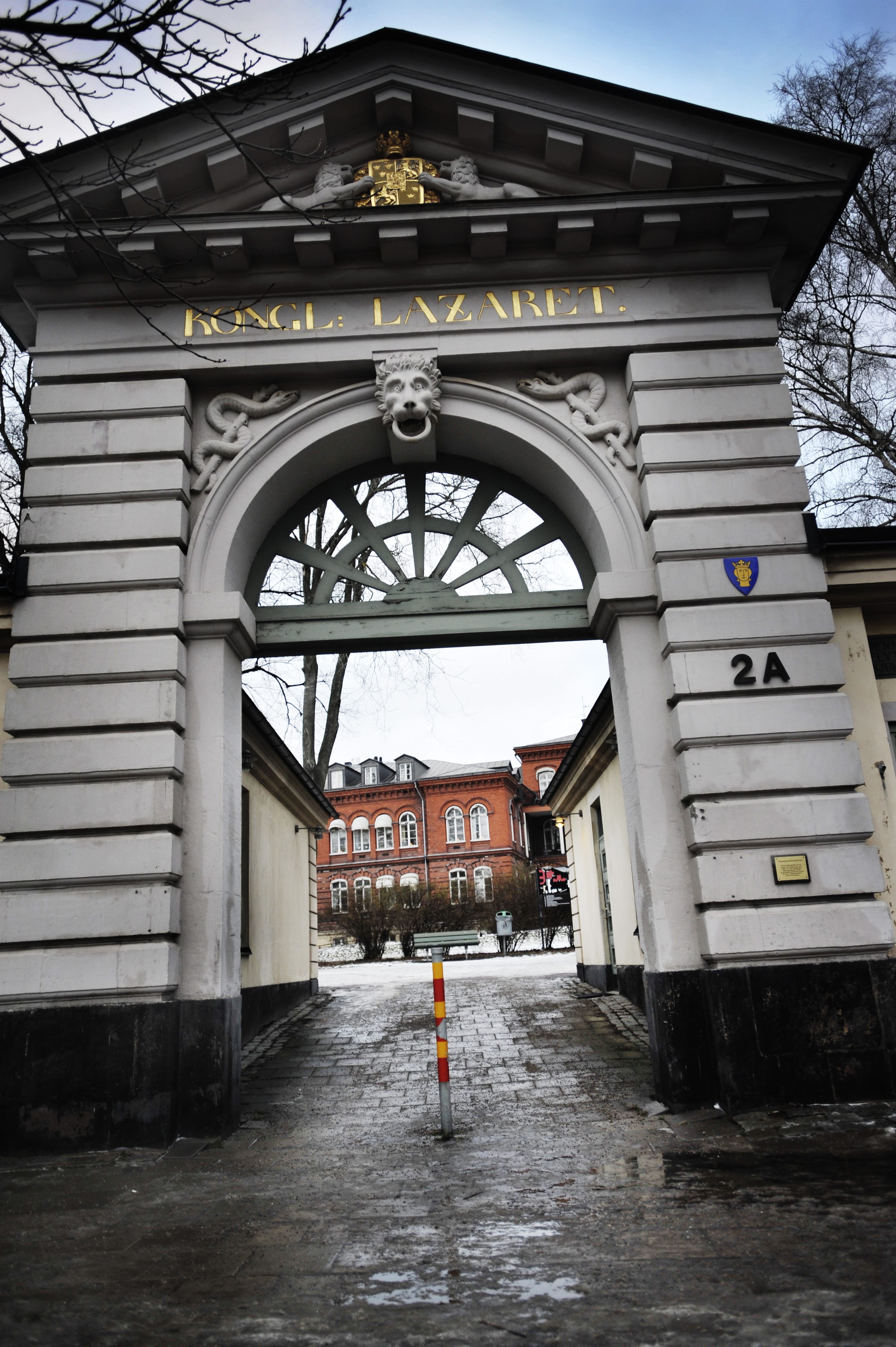 Porten som leder in till 1700-talssjukhuset Serafen på Kungsholmen i centrala Stockholm.