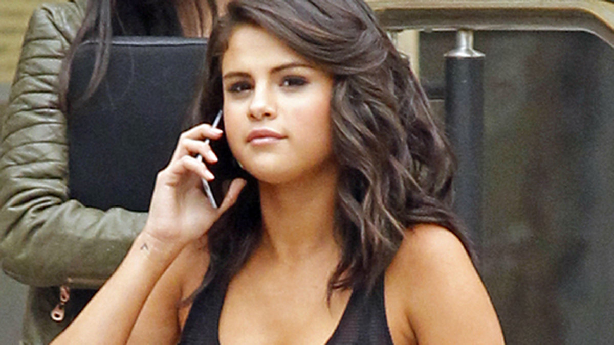Selena Gomez snackar i telefon i New Orleans. 