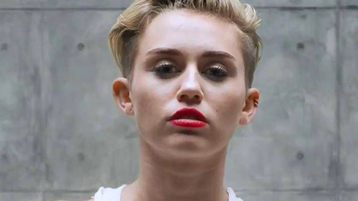 Miley i vitt linne i videon till låten Wrecking Ball.