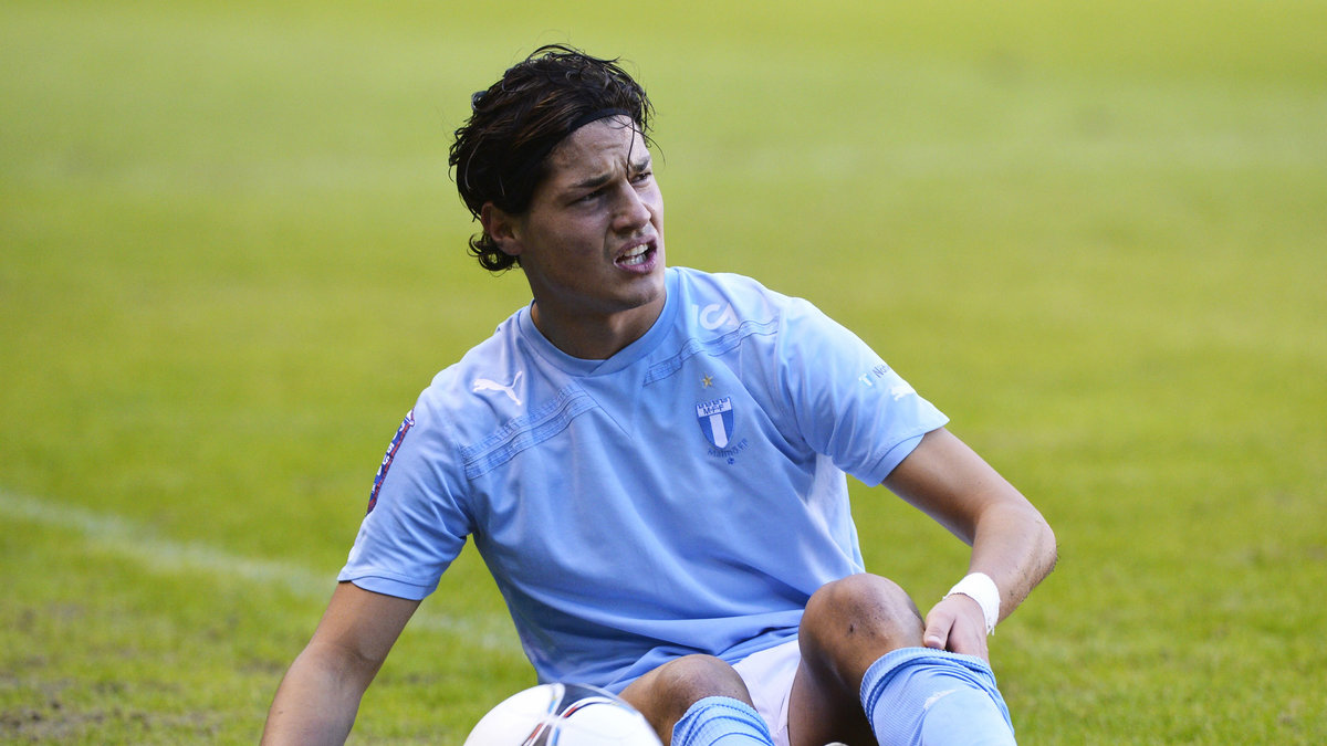 2011 värvades han till Malmö FF.
