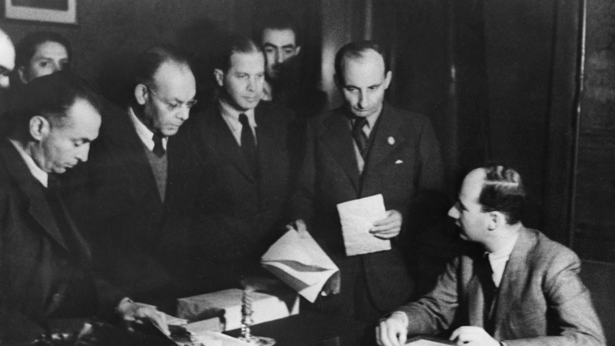 Raoul Wallenberg (till höger) med sina arbetskamrater.
