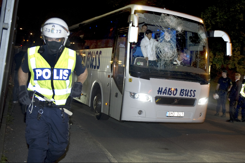 Levski Sofias buss attackerades av ungefär 200 AIK-anhängare.