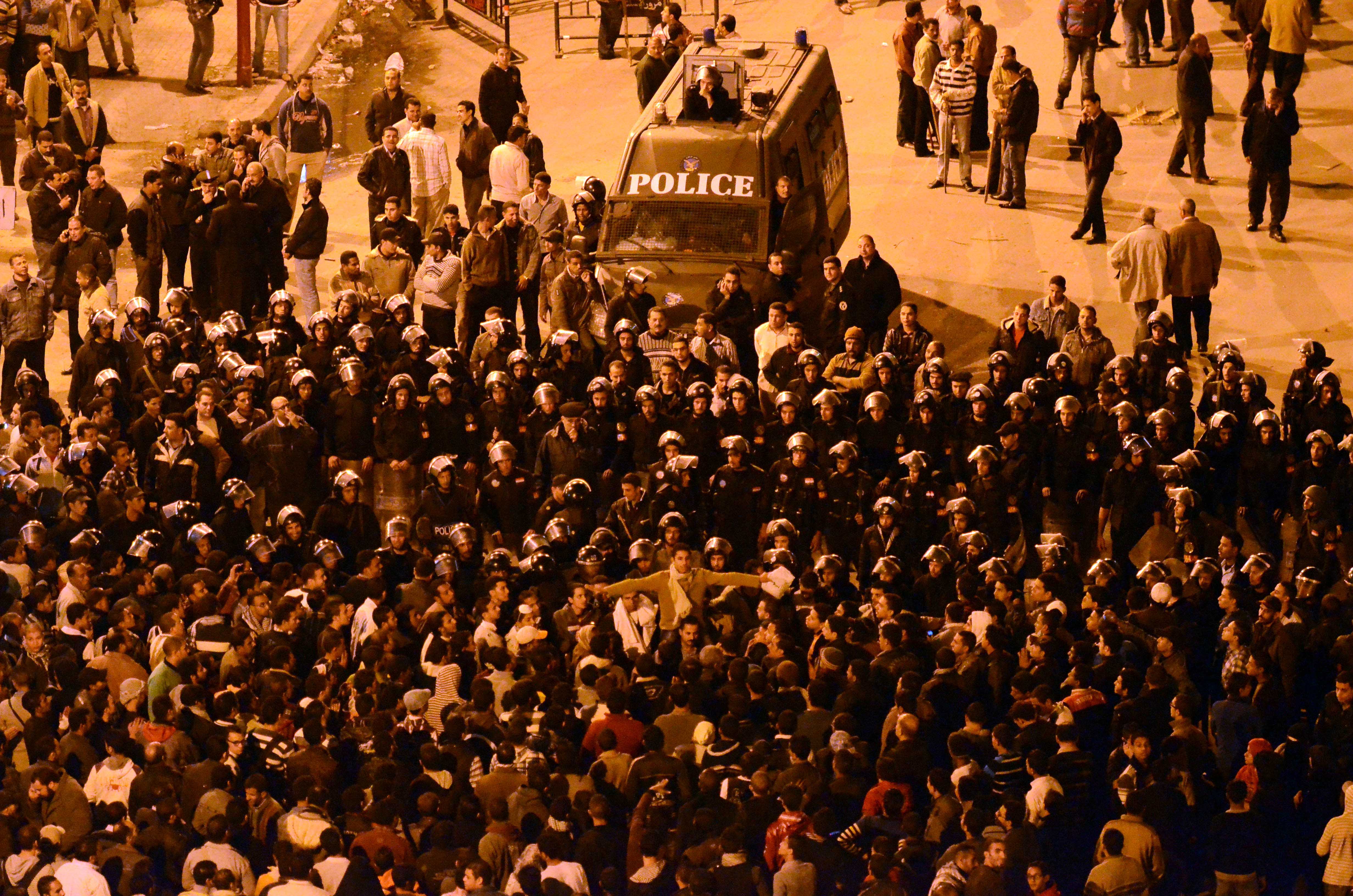 Polisen slår tillbaka mot demonstranterna.