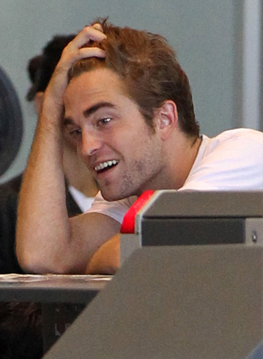 Robert Pattinson är ute och reser. Robert Pattinson är ute och reser.