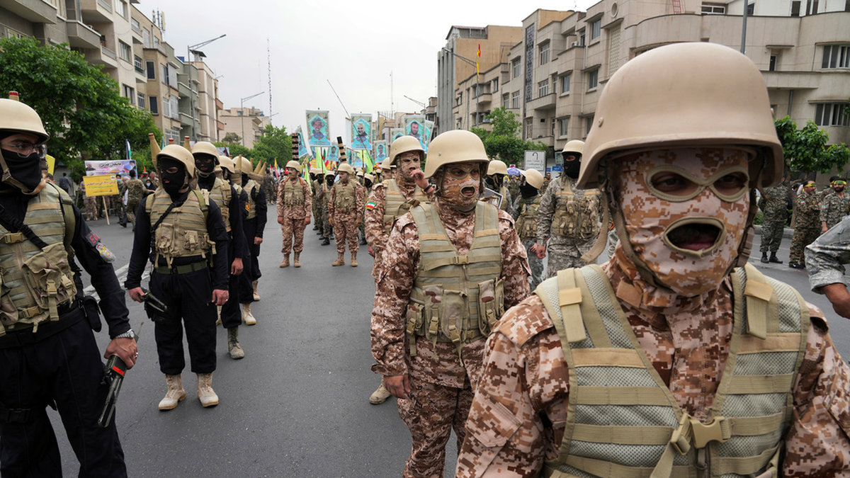Soldater i Basijmilisen på parad i Teheran i april i år.