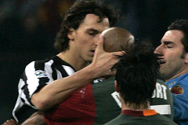 Det är inte första gången Zlatan Ibrahimovic "tvingas" ta till hårdhandskarna.