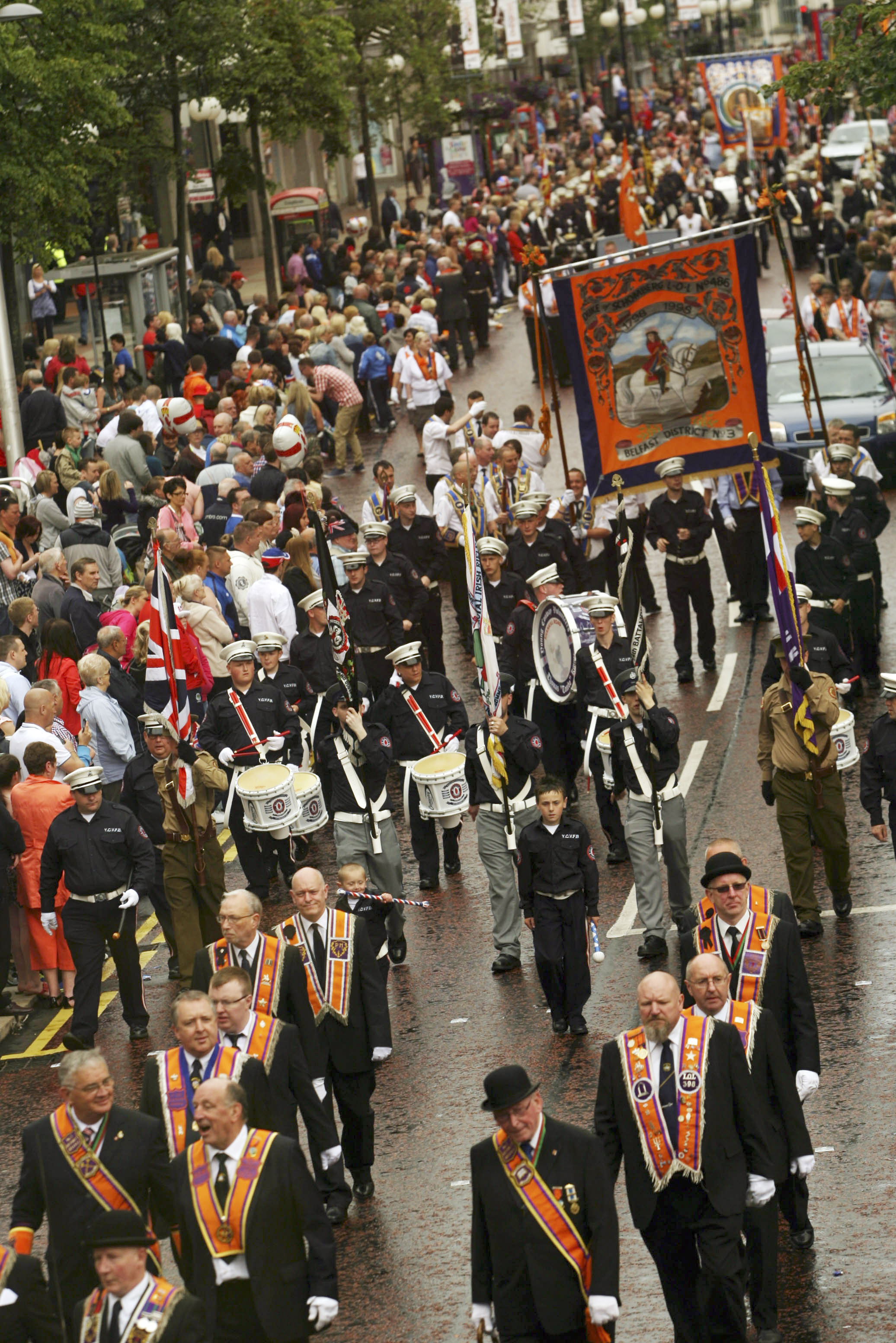 Orangeorderns årliga parad till minne av slaget vid Boyne då den katolske kungen besegrades av Vilhelm av Oranien.
