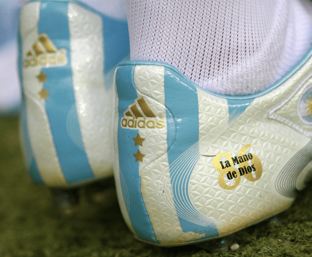 I VM 2006 spelade Messi i skor med nummer 86 på och texten "Guds hand" som en hyllning till Diego Maradona. I VM 2006 spelade Messi i skor med nummer 86 på och texten "Guds hand" som en hyllning till Diego Maradona.