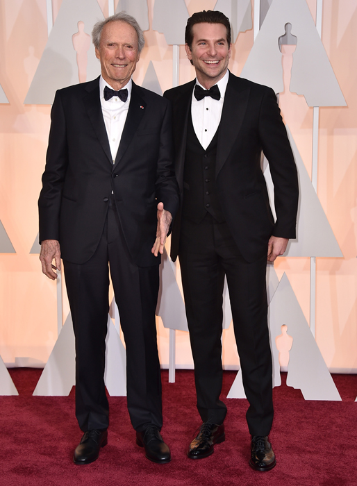 Clint Eastwood och Bradley Cooper körde på säkra kort och anlände i smoking. Clint Eastwood och Bradley Cooper körde på säkra kort och anlände i smoking.