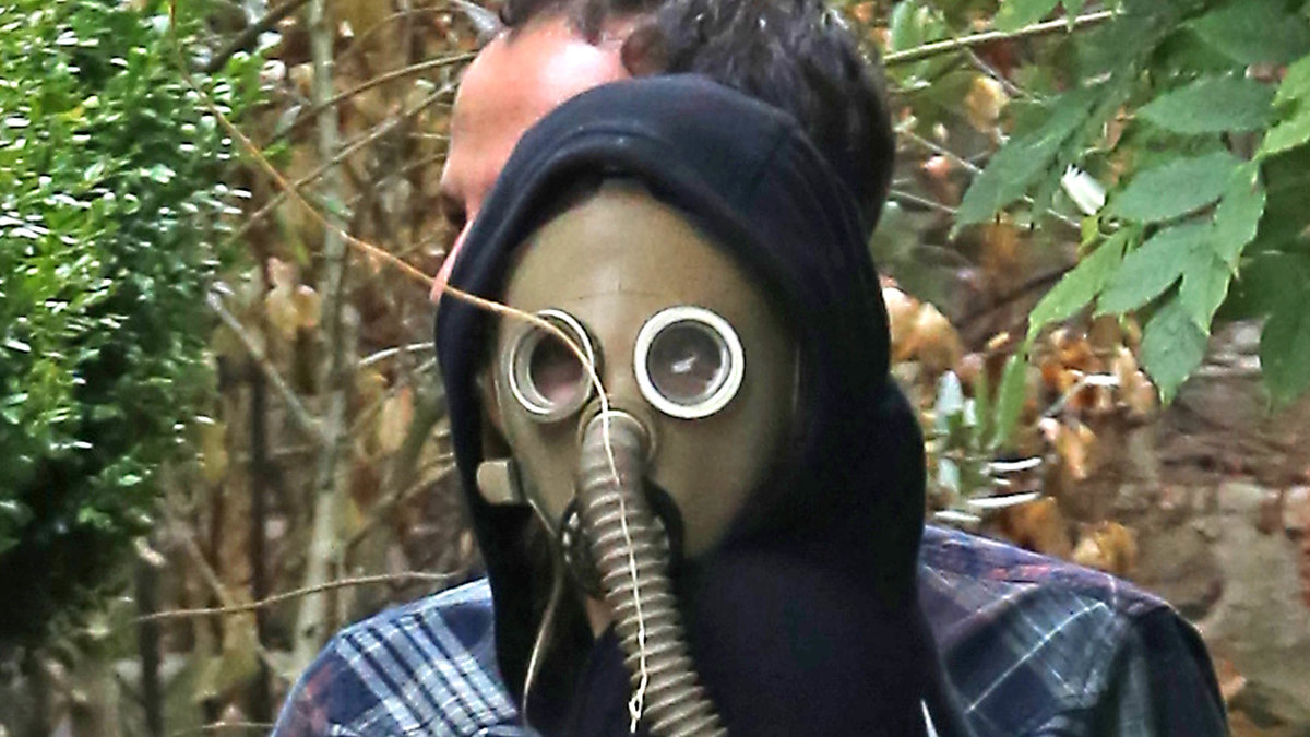 Cara Delevigne bär gasmask