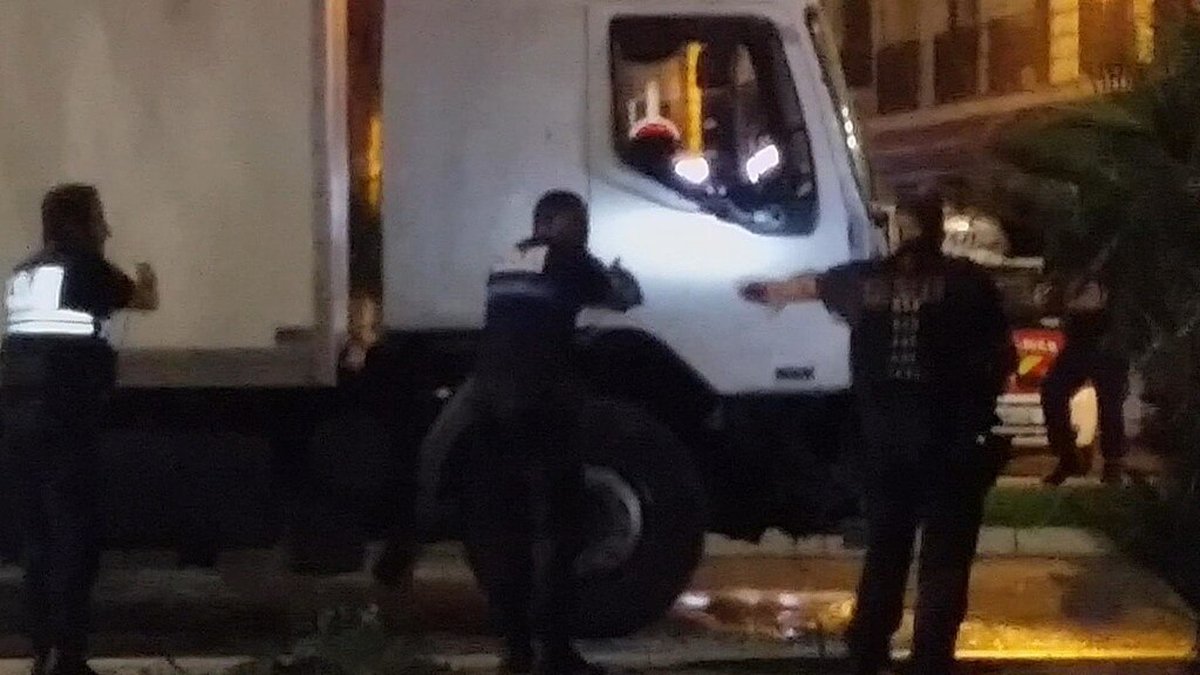 Polisen stormar lastbilen som körde in i folkmassan.