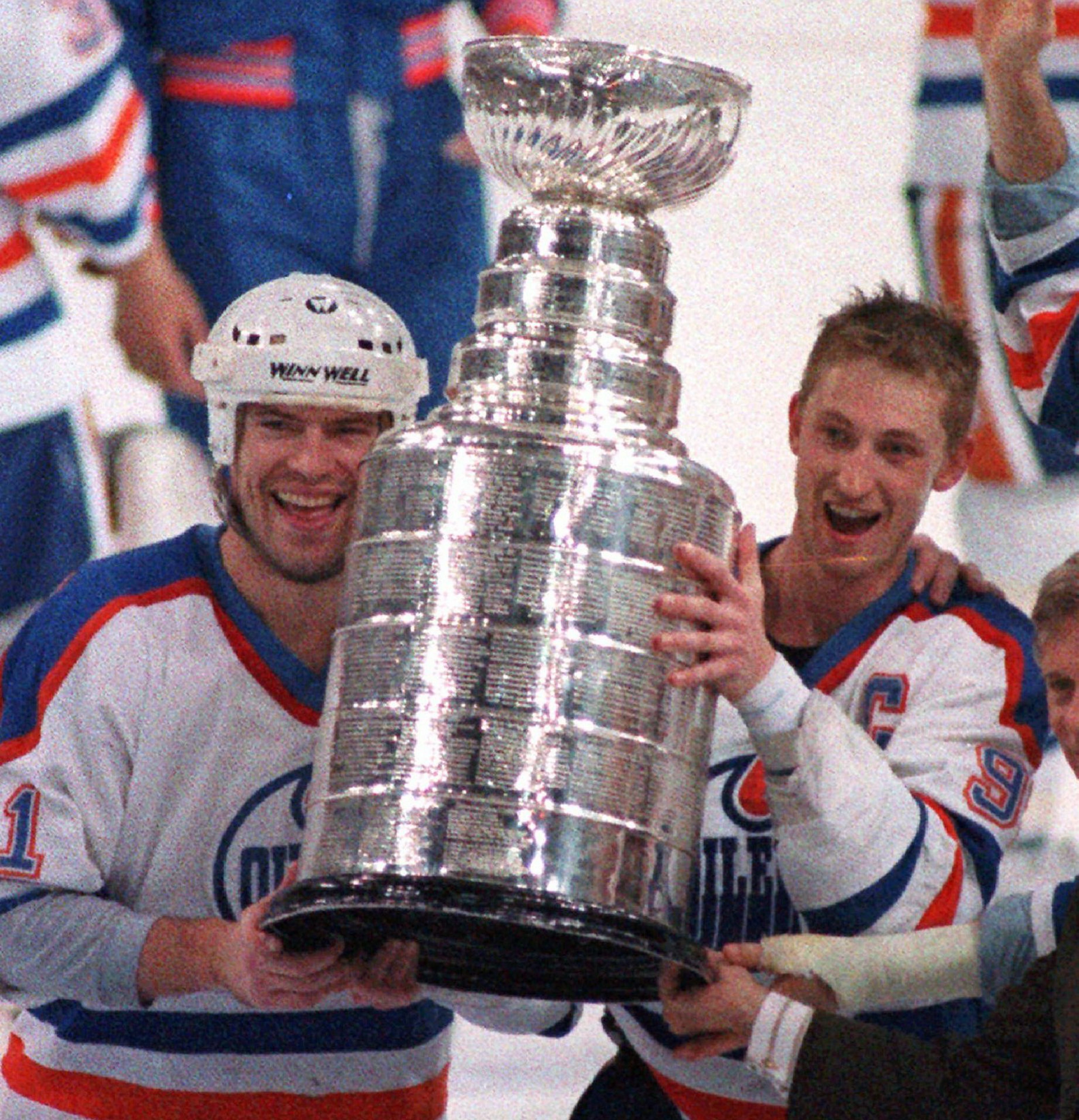 Wayne Gretzky lyfter bucklan tillsammans med en annan legendar, Mark Messier.