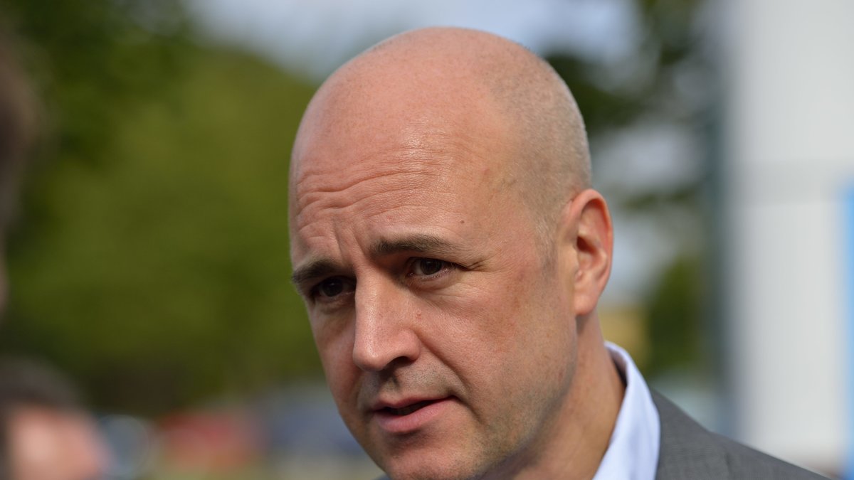 Fredrik Reinfeldt och Moderaterna får 44 procent av de Allsvenska fotbollsspelarnas röster. 
