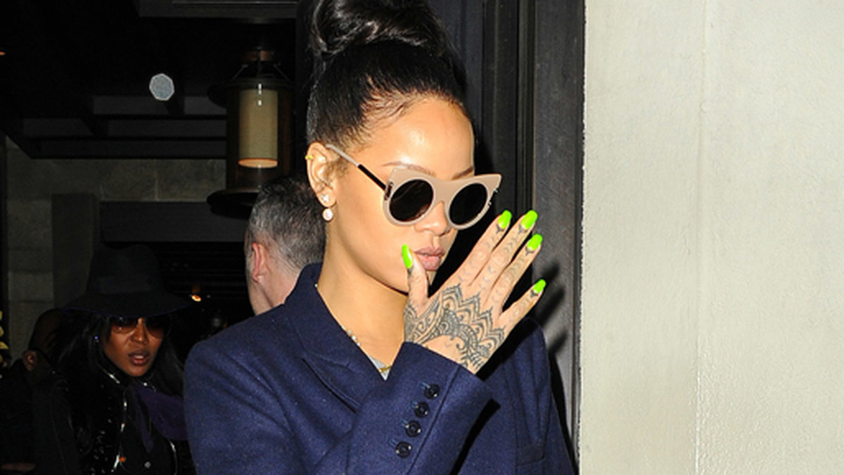 Rihanna sportar neonfärgade naglar. 