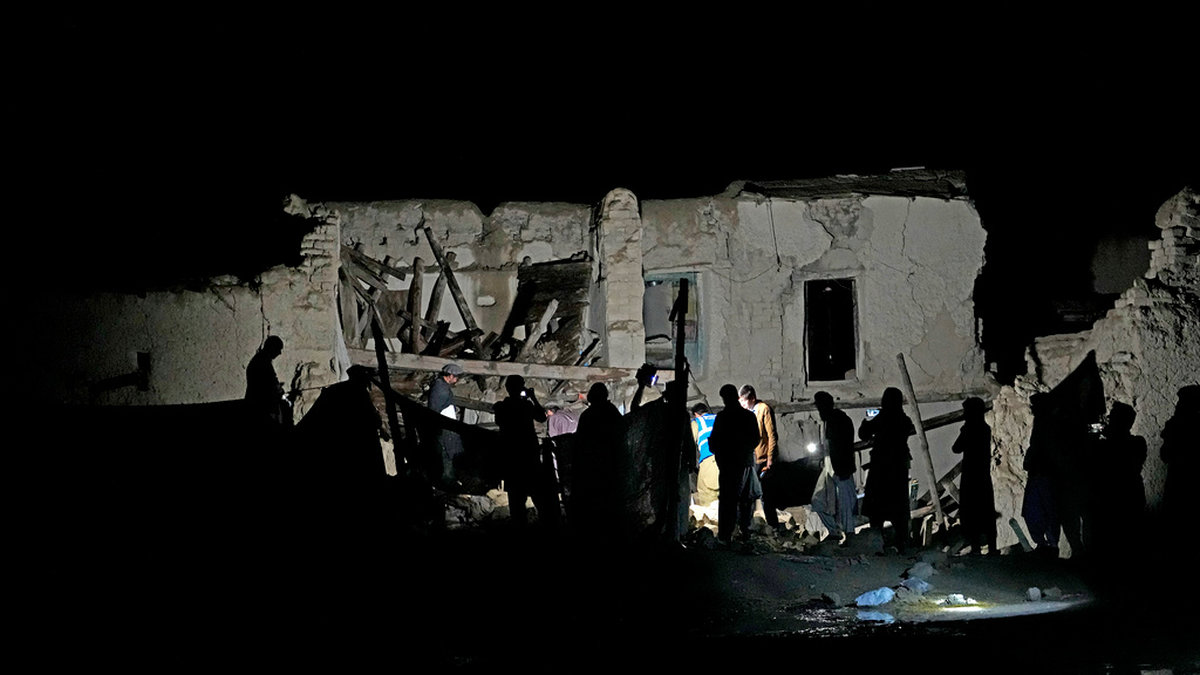Afghaner letar efter överlevande i jordbävningsdrabbade provinsen Paktika.