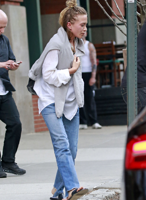 Mary-Kate och Ashley Olsen lämnar ett hotell i New York. Mary-Kate och Ashley Olsen lämnar ett hotell i New York.