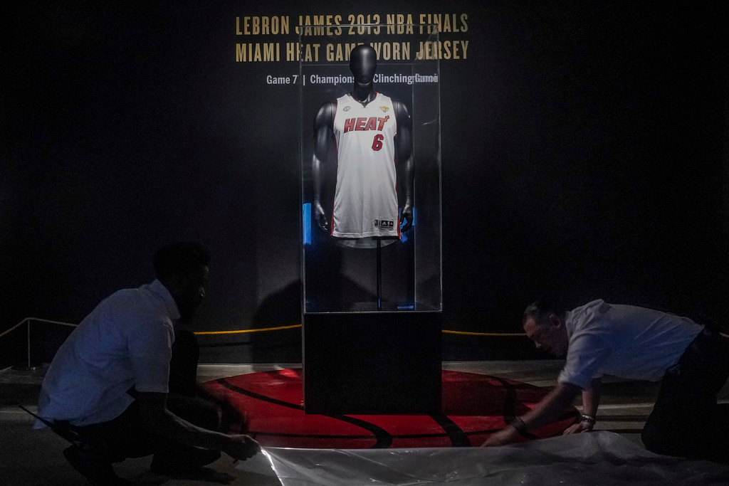 Den amerikanska basktestjärnan LeBron James matchtröja från NBA-finalen 2013 har sålts för mer än 38 miljoner kronor.