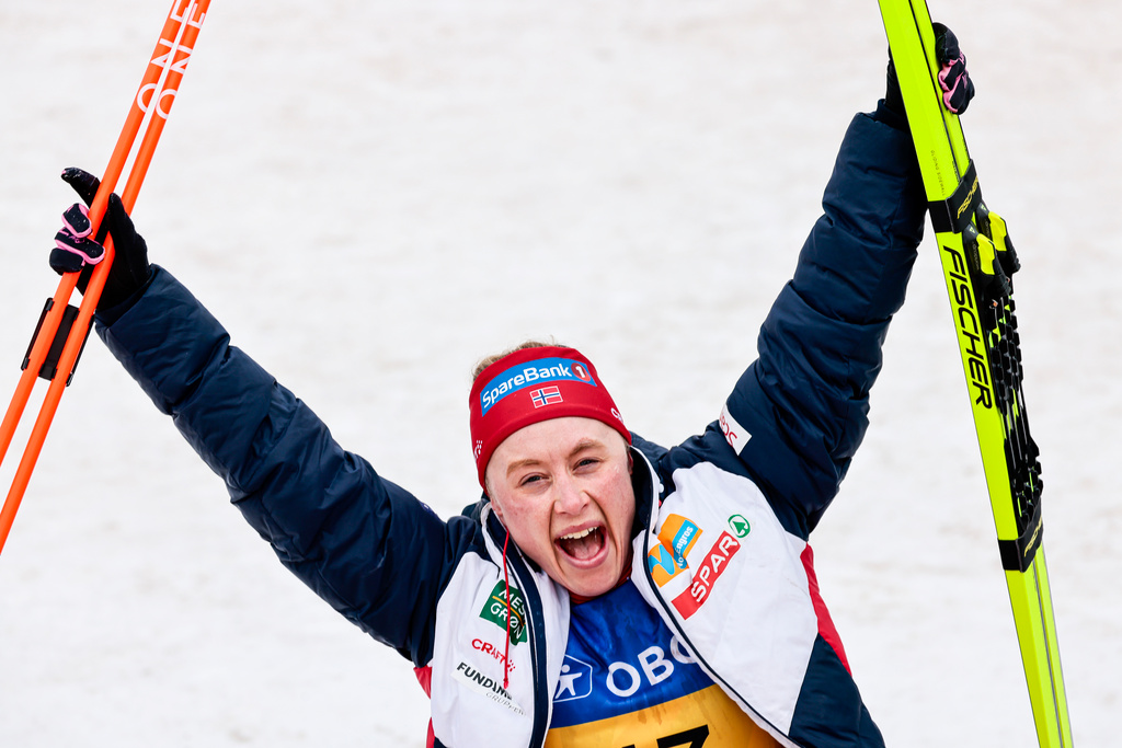 Ragnhild Haga jublar efter segern i Holmenkollen.