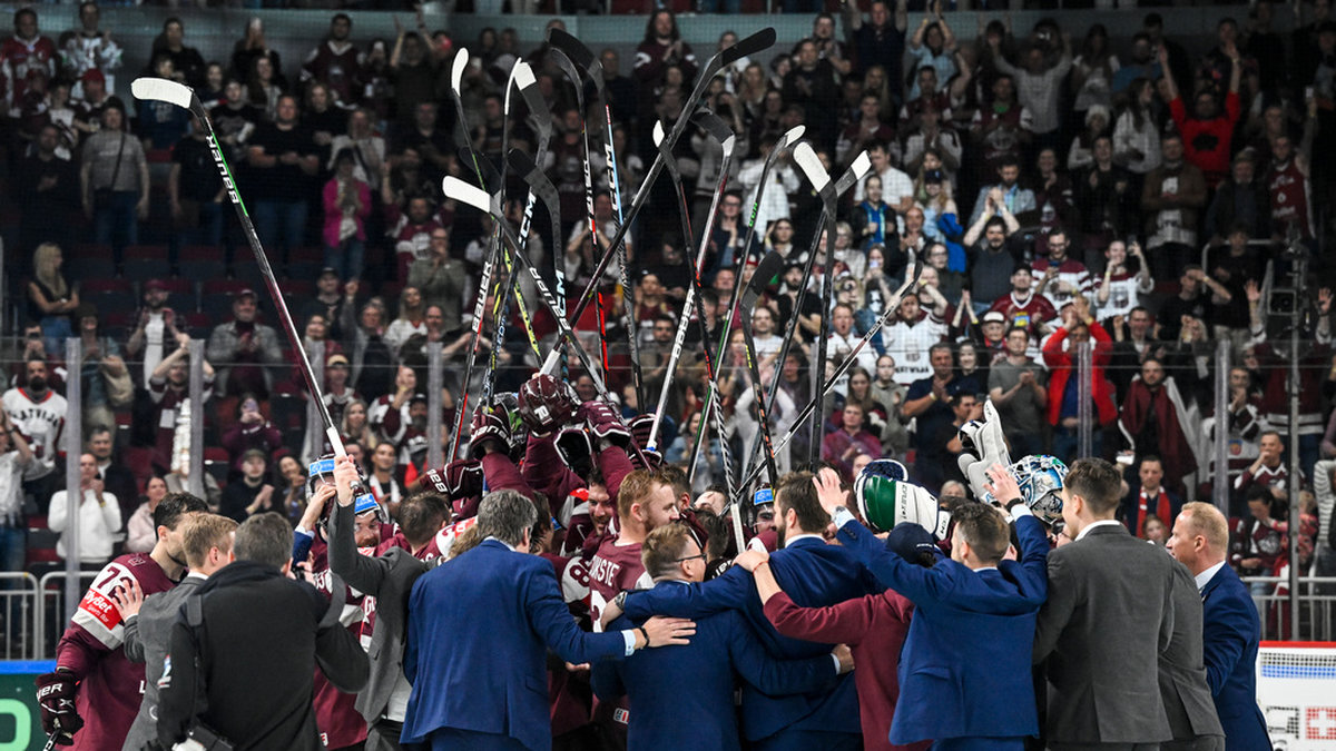 Lettland firar sin historiska seger över Tre Kronor.