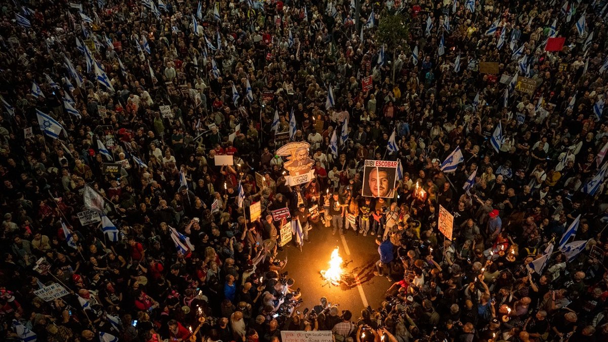 Människor samlas i Tel Aviv för att demonstrera.