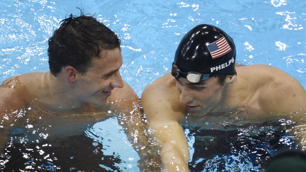 Michael Phelps och Ryan Lochte kissar i den olympiska poolen.